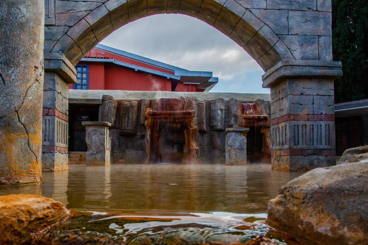 Spa Hotel Colossae Thermal Karahayit  Exteriér fotografie The hot springs at the resort
