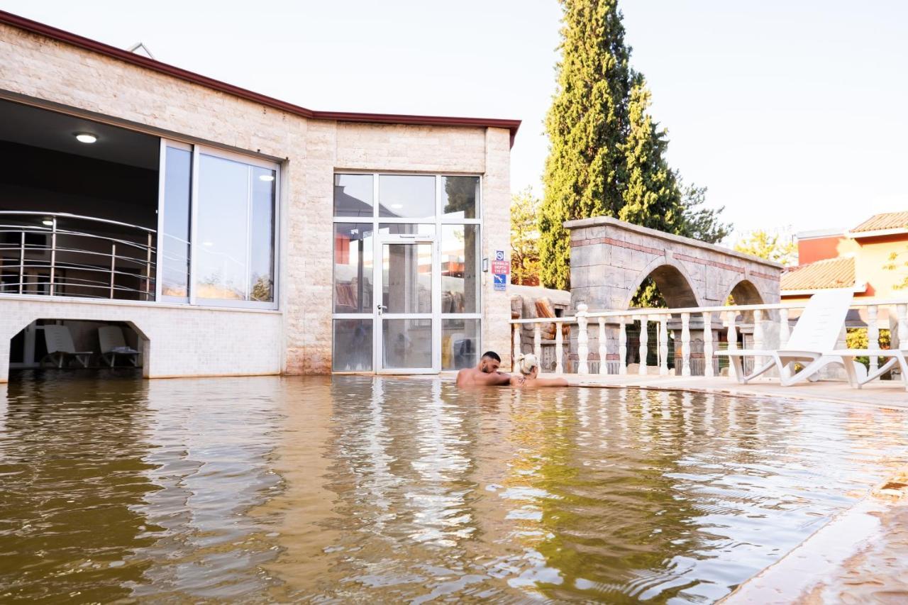 Spa Hotel Colossae Thermal Karahayit  Exteriér fotografie The spa town of Varvarovski